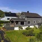 Moderne Perle Pa Med Boblebad Og Fjellutsikt *