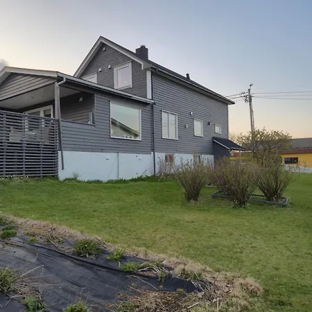 Moderne Perle Pa Med Boblebad Og Fjellutsikt Villa Myre (Nordland)