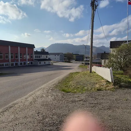 Moderne Perle Pa Med Boblebad Og Fjellutsikt * Myre (Nordland)