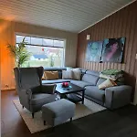 Moderne Perle Pa Med Boblebad Og Fjellutsikt