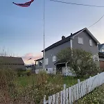 Moderne Perle Pa Med Boblebad Og Fjellutsikt Myre (Nordland)
