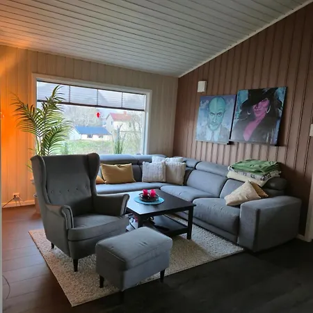 Moderne Perle Pa Med Boblebad Og Fjellutsikt