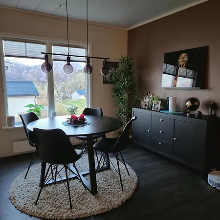 Moderne Perle Pa Med Boblebad Og Fjellutsikt * Myre (Nordland)