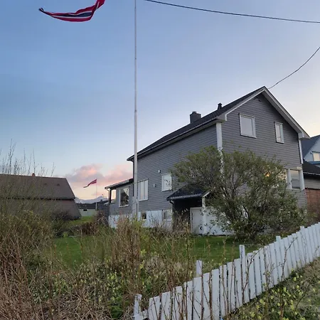 Moderne Perle Pa Med Boblebad Og Fjellutsikt Myre (Nordland)
